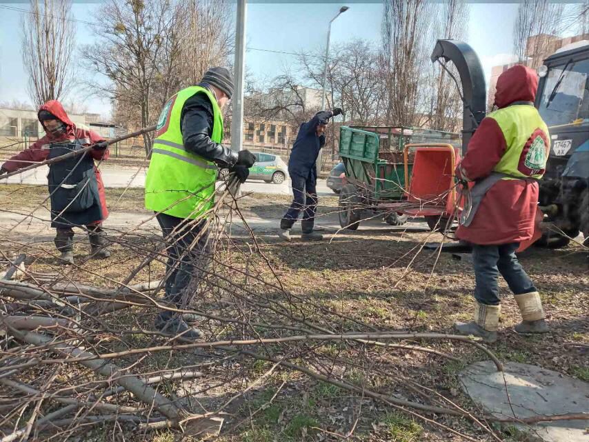 Кронують дерева на Основі комунальники Харкова